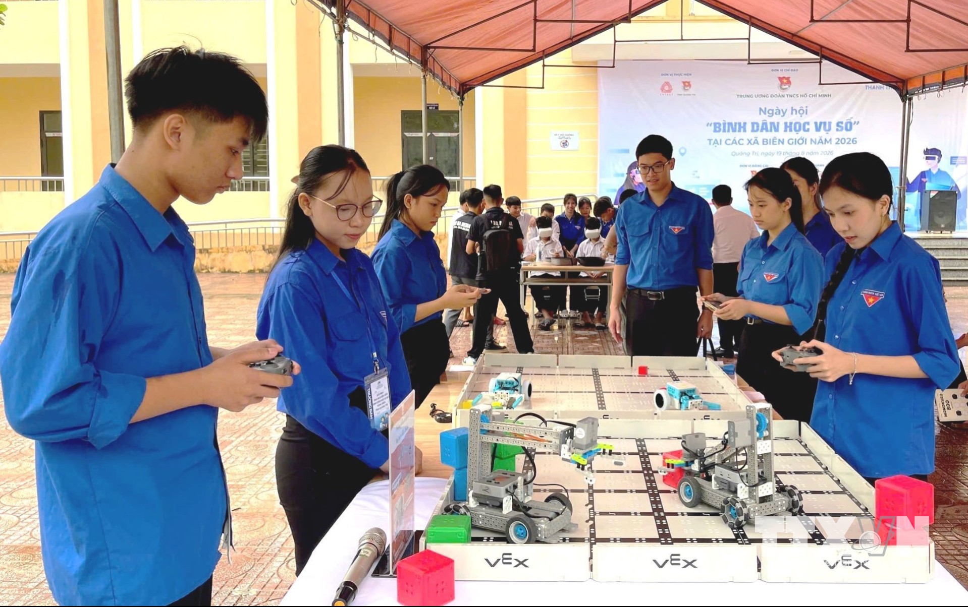 Công nghệ dần trở thành công cụ đắc lực phục vụ học tập, sáng tạo và góp phần khơi dậy niềm đam mê khoa học - công nghệ trong thế hệ trẻ vùng biên. (Ảnh: Võ Dung/TTXVN)